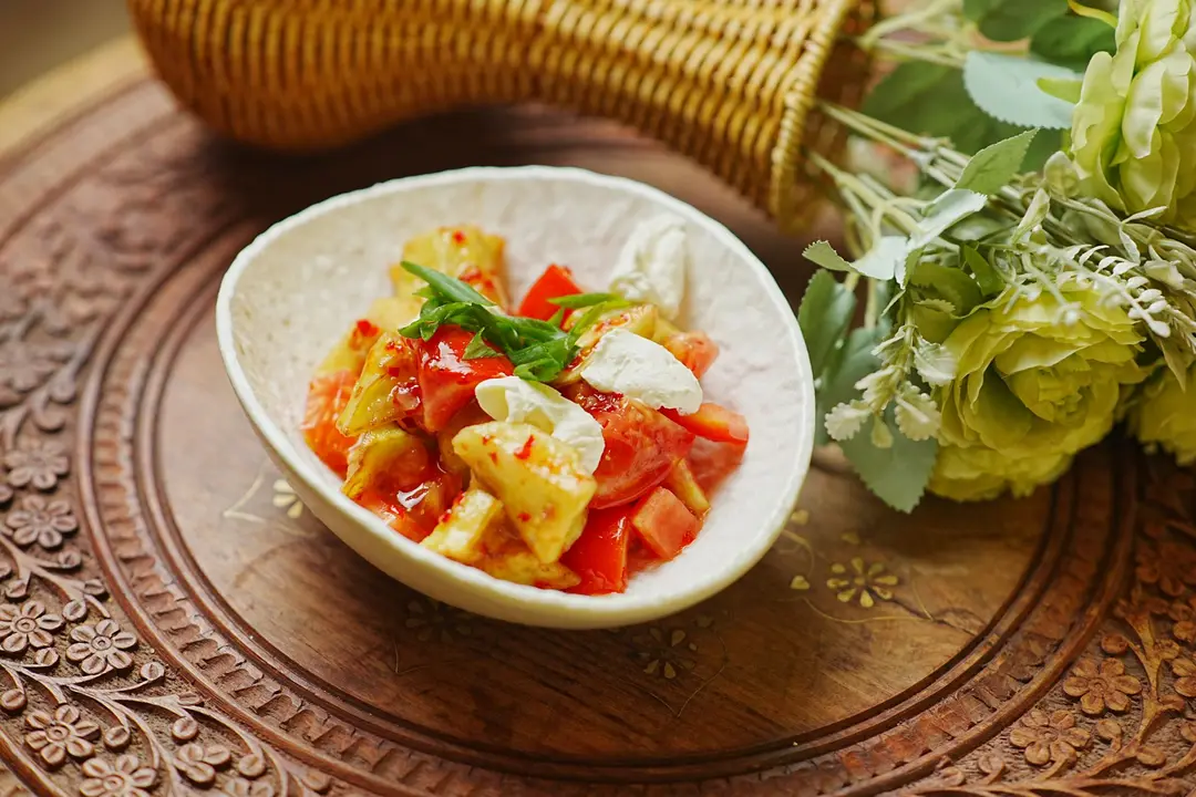 Овощной салат с перцем и сыром в пиале